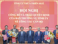 Bí thư Tỉnh ủy Thừa Thiên Huế Lê Trường Lưu (thứ tư từ phải qua) và Chủ tịch UBND tỉnh Thừa Thiên Huế Nguyễn Văn Phương (thứ tư từ trái qua) trao quyết định cho các cán bộ được luân chuyển