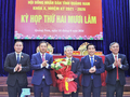 Lãnh đạo tỉnh Quảng Nam tặng hoa, chúc mừng ông Nguyễn Đức Dũng (đứng giữa) được bầu làm Chủ tịch HĐND tỉnh.