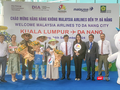 Những hành khách đầu tiên được lãnh đạo ngành du lịch Đà Nẵng chào đón