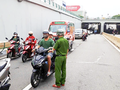 Lực lượng công an điều phối giao thông qua hầm chui Điện Biên Phủ (Đà Nẵng) sau vụ việc tài xế "rải đá" trong hầm (ảnh Phú Nam)