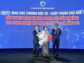 Lãnh đạo TP Đà Nẵng trao quyết định chủ trương đầu tư hạ tầng Khu công nghiệp Hoà Ninh cho đại diện Công ty CP Thanh Bình Phú Mỹ tại lễ khởi động dự án.