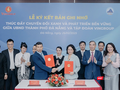Ông Hồ Kỳ Minh, Phó chủ tịch Thường trực UBND TP Đà Nẵng và bà Lê Thị Thu Thuỷ, Phó chủ tịch Tập đoàn Vingroup trao biên bản ghi nhớ lại lế ký kết.