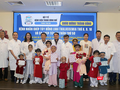 Lãnh đạo và nhân viên Bệnh viện Trung ương Huế chúc mừng ngày ra viện của các bệnh nhi vừa được ghép tủy thành công.