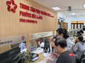 Công chức làm việc tại Trung tâm phục vụ hành chính công phường Hoà Cường, TP Đà Nẵng.