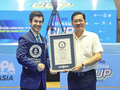 Đại diện Tổ chức Guinness World trao chứng nhận kỷ lục cho ông Trần Phước Sơn, Chủ tịch Liên đoàn Pickleball Đà Nẵng. Ảnh DPF