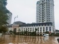 Chung cư The Manor Crowm Huế bị nước lũ bao vây.
