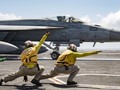 Tiêm kích F/A-18E Super Hornet chuẩn bị cất cánh từ boong tàu sân bay Ronald Reagan (Ảnh: US Navy)
