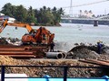 Việc lấp sông đã bị tạm dừng