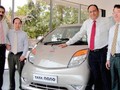 Chủ tịch TMT Bùi Văn Hữu (thứ 2 từ trái) đã có nhiều năm theo đuổi việc đưa Tata Nano về Việt Nam.