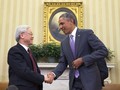 Tổng Bí thư Nguyễn Phú Trọng và Tổng thống Hoa Kỳ Barack Obama bắt tay nhau sau cuộc hội đàm tại Phòng Bầu dục của Nhà Trắng tại thủ đô Washington D.C