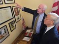 Ông John McCain chia sẻ những bức ành truyền thống gia đình với Tổng Bí thư Nguyễn Phú Trọng