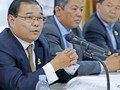 hượng nghị sĩ đối lập Hong Sok Hour (trái) - Ảnh: Phnom Penh Post