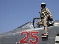 Một phi công Nga bên chiếc Su-25 tại căn cứ Hmeimim ở Syria - Ảnh: AFP
