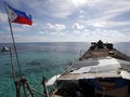 Quốc kỳ Philippines bay trên boong tàu Sierra Madre của hải quân Philippines - Ảnh: Reuters
