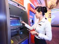 Không chỉ phải gánh nhiều loại phí, sử dụng dịch vụ thẻ ATM, khách hàng còn đối mặt với rủi ro cao khi thanh toán