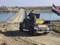 Quân đội Iraq bắc cầu phao để tiến vào trung tâm thành phố Ramadi. Ảnh: Twitter