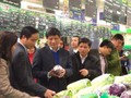 Cơ quan chức năng kiểm tra chất lượng thực phẩm trong siêu thị