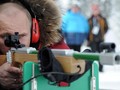 Trong chuyến thăm giải vô địch trượt tuyết và biathlon dành cho người khuyết tật, Tổng thống Vladimir Putin bắn thử súng trường dành cho vận động viên khiếm thị (tháng 3/2012) 