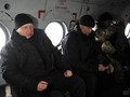 Ông Oleksandr Turchynov (trái) trong một chuyến bay thị sát. Ảnh: Unian