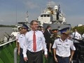 Bộ trưởng quốc phòng Mỹ Ash Carter thăm tàu cảnh sát biển Việt Nam năm 2015