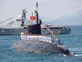 Tàu ngầm Kilo và chiến hạm Gepard của hải quân Việt Nam trên vịnh Cam Ranh