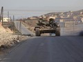 Xe tăng quân đội Syria tuần tra trên đường giao thông