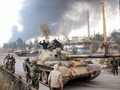 Xe tăng quân đội Syria trên đường phố Aleppo