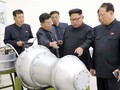 Chủ tịch Kim Jong-un tới thăm và kiểm tra hoạt động của Viện vũ khí hạt nhân, xem xét một đầu đạn có thể được lắp vào tên lửa đạn đạo liên lục địa mới - ảnh BBC
