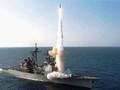 Chiến hạm Mỹ phóng tên lửa đánh chặn SM-6 - ảnh Raytheon