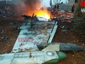 Một phần cánh chiếc máy bay Su-25 sau khi phát nổ và bốc cháy - ảnh truyền thông đối lập Syria