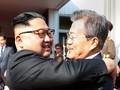 Cái ôm lịch sử giữa 2 nhà lãnh đạo bns đảo Triều Tiên. Ảnh Global News