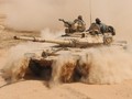 Xe tăng quân đội Syria trên chiến trường sa mạc phía tây Deir Ezzor. ảnh minh họa Masdar News