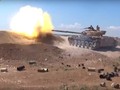 Xe tăng quân đội Syria phản kích ác liệt chống lại các nhóm Hồi giáo cực đoan phía bắc Hama. Ảnh video