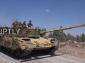 Xe tăng quân đội Syria tiến công vào thị trấn al-Shajara trên vùng nông thôn Daraa. Ảnh video