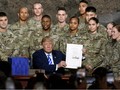 Tổng thống Mỹ Donald Trump ký đạo luật ngân sách quốc phòng cho năm tài chính 2019. Ảnh minh họa Military.Com