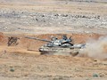 Xe tăng quân đội Syria trên chiến trường al-Safa, tỉnh al-Sweida.