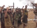 Các chiến binh Houthi sau một cuộc tấn công trên sa mạc biên giới. Ảnh minh họa: Masdar News.