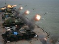 Quân đội Trung Quốc diễn tập pháo kích trên biển. Ảnh Truyền hình Trung Quốc CCTV.