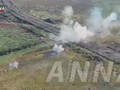 Hai xe tăng dân quân Donetsk tấn công tuyến phòng ngự quân đội Ukraine. Ảnh video ANNA News