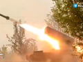 Pháo phản lực nhiệt áp TOS-1A “Solntsepek” pháo kích quân đội Ukraine. Ảnh video RusVesna. 