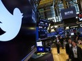 Logo và biểu tượng giao dịch của Twitter trên màn hình Sở Giao dịch Chứng khoán New York (NYSE) ngày 11/7/ 2022.