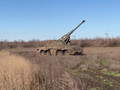 Quân đội Ukraine sử dụng pháo tự hành bánh lốp Dana trên chiến trường. Ảnh video Ukraine Militay Portal. 