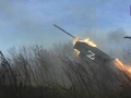 Pháo phản lực 122 mm MLRS "Tornado-G" pháo kích trên chiến trường Ukraine. Ảnh Video Izvestia. 