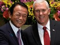 Phó Thủ tướng kiêm Bộ trưởng Tài chính Nhật Bản Taro Aso và Phó Tổng thống Mỹ Mike Pence tiến hánh bắt tay trước cuộc hội đàm ở Tokyo ngày 18/4/2017. Ảnh: Reuters/zaobao