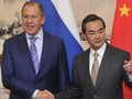 Bộ trưởng Ngoại giao Nga Sergei Lavrov và người đồng cấp Trung Quốc Vương Nghị. Ảnh: Sina