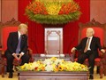 Tổng Bí thư Nguyễn Phú Trọng tiếp Tổng thống Mỹ Donald Trump (trái). 