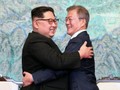 Nhà lãnh đạo Triều Tiên Kim Jong-un và Tổng thống Hàn Quốc Moon Jae-in ôm hôn. Ảnh:The Daily Caller.