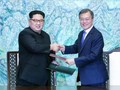 Nhà lãnh đạo Triều Tiên và Hàn Quốc ký kết Tuyên bố Panmunjom. Ảnh: Sina.
