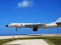 Máy bay ném bom H-6K không quân Trung Quốc được cho là đã lần đầu tiên huấn luyện cất hạ cánh phi pháp trên sân bay ở Biển Đông. Ảnh: News.ifeng.com.