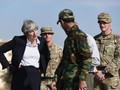 Thủ tướng Anh Theresa May và binh sĩ Anh. Ảnh: Sina.